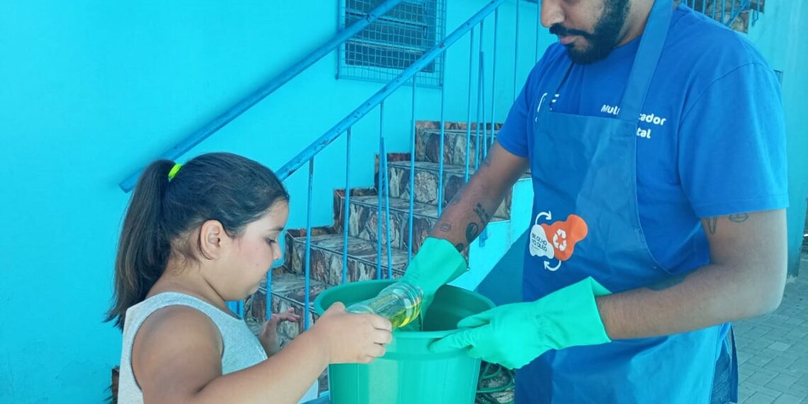 Corsan ensina crianças a transformar óleo de cozinha usado em sabão ecológico, em Sapiranga