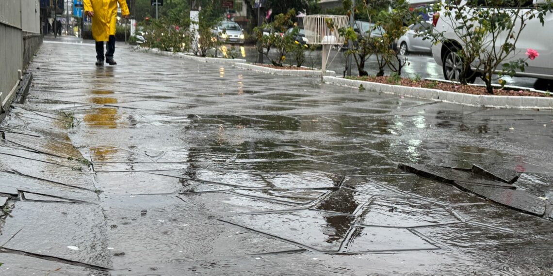 Defesa Civil alerta para chuva e raios na Região Metropolitana