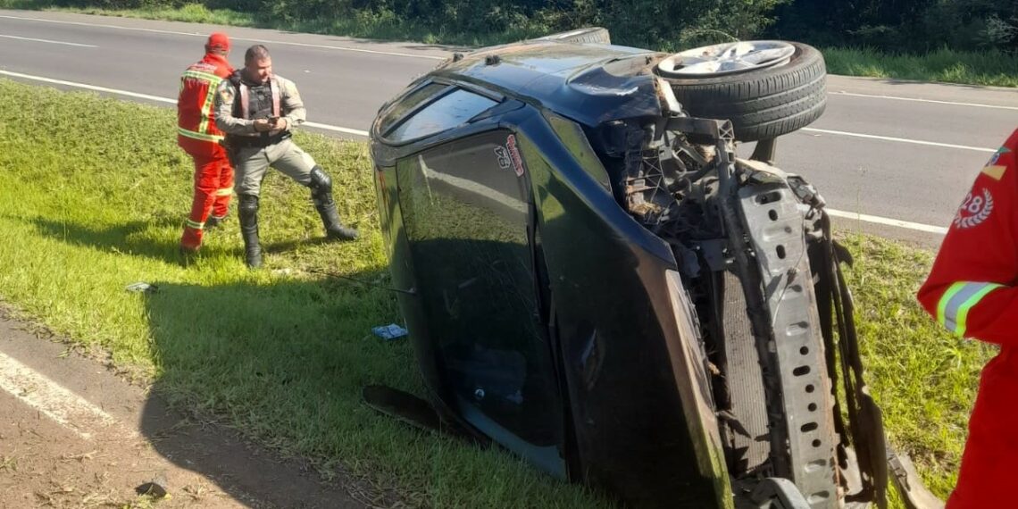 Motorista perde controle e capota carro na RS-239