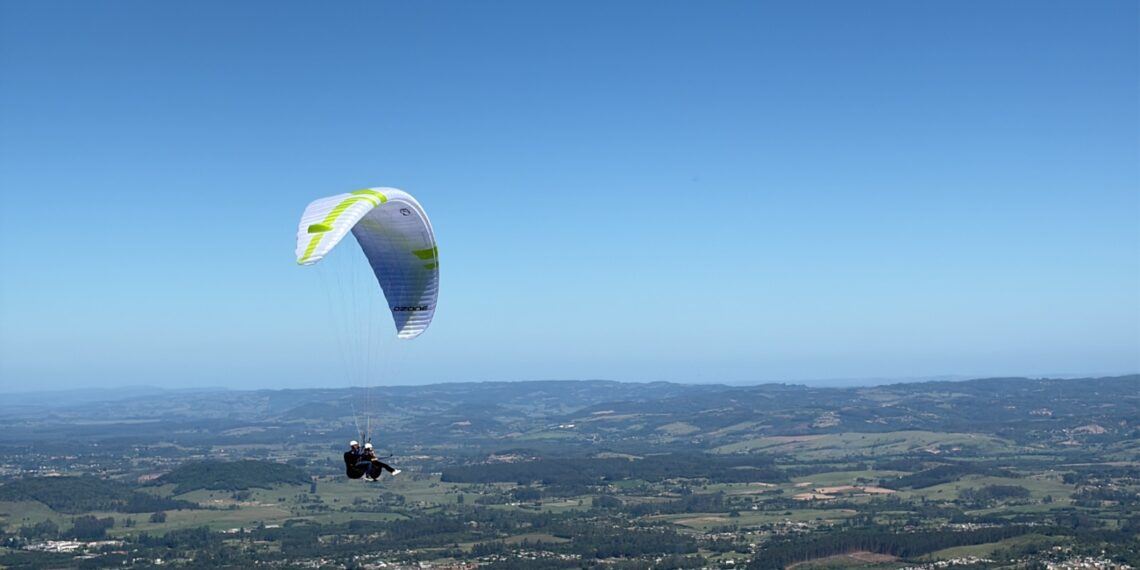 Inesquecível: soberanas da Festa das Rosas saltam de parapente e sobrevoam Sapiranga