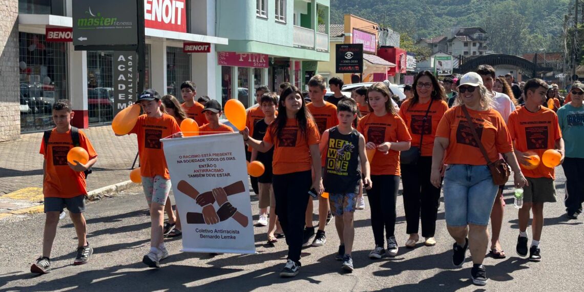 Caminhada Coletiva Antirracista é promovida por escola de Nova Hartz