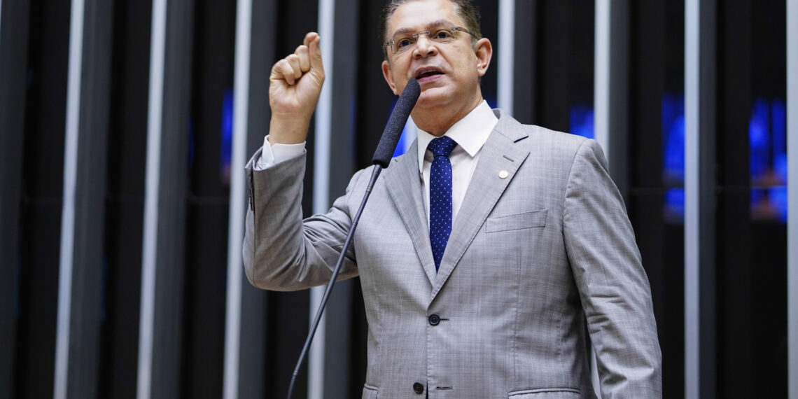 PF apreende cerca de R$ 400 mil na casa de Sóstenes Cavalcante durante operação