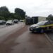 Duas faixas da freeway seguem bloqueadas após caminhão tombar na rodovia