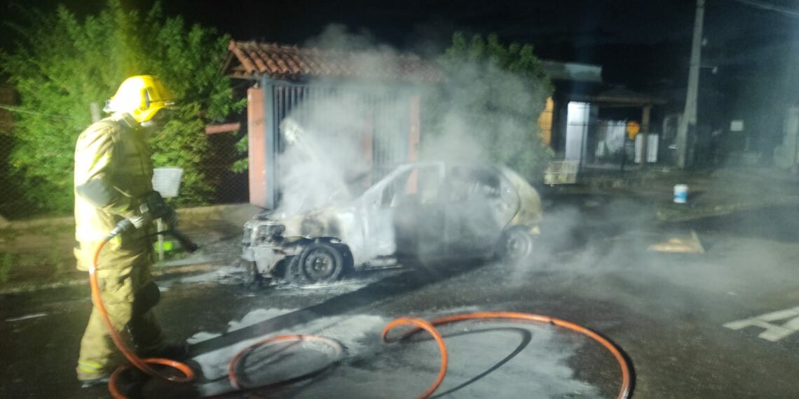 Incêndio em veículo mobiliza o Corpo de Bombeiros em Campo Bom