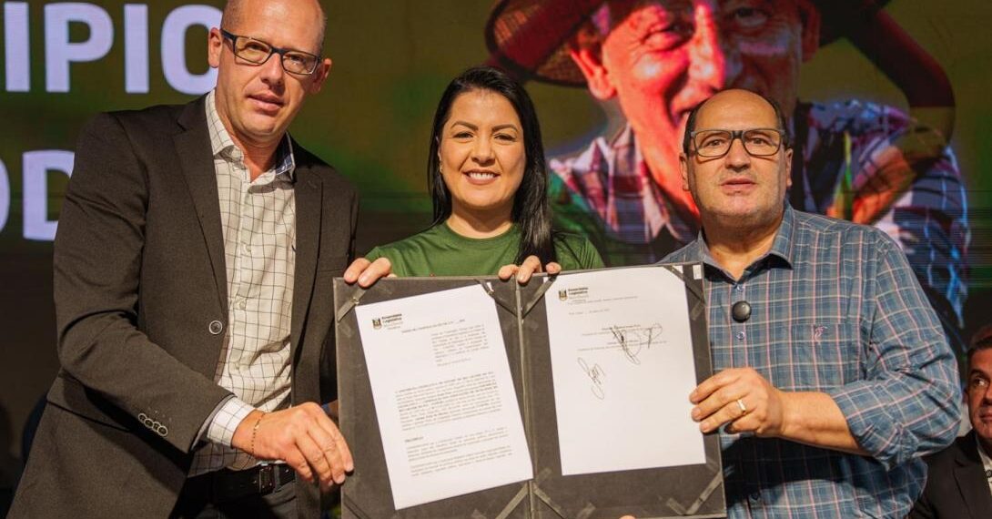 Assembleia Legislativa firma Termo de Cooperação pelo Municipalismo com a Famurs