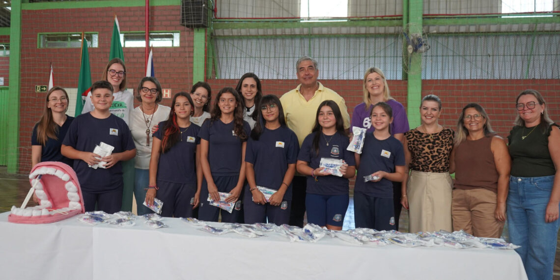 Prefeitura de Campo Bom distribui 3,5 mil kits de higiene bucal para alunos da rede municipal de ensino