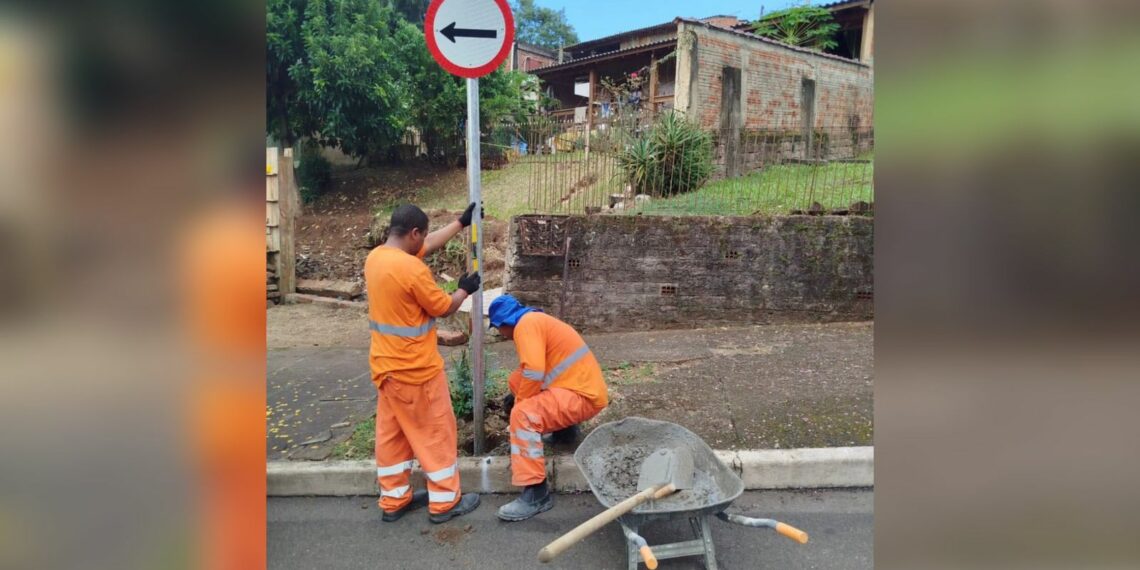 Dois Irmãos instala 150 novas placas de trânsito em diferentes pontos da cidade