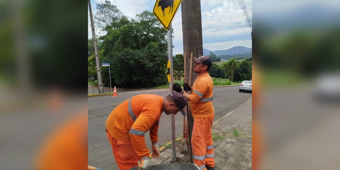 Dois Irmãos instala 150 novas placas de trânsito em diferentes pontos da cidade