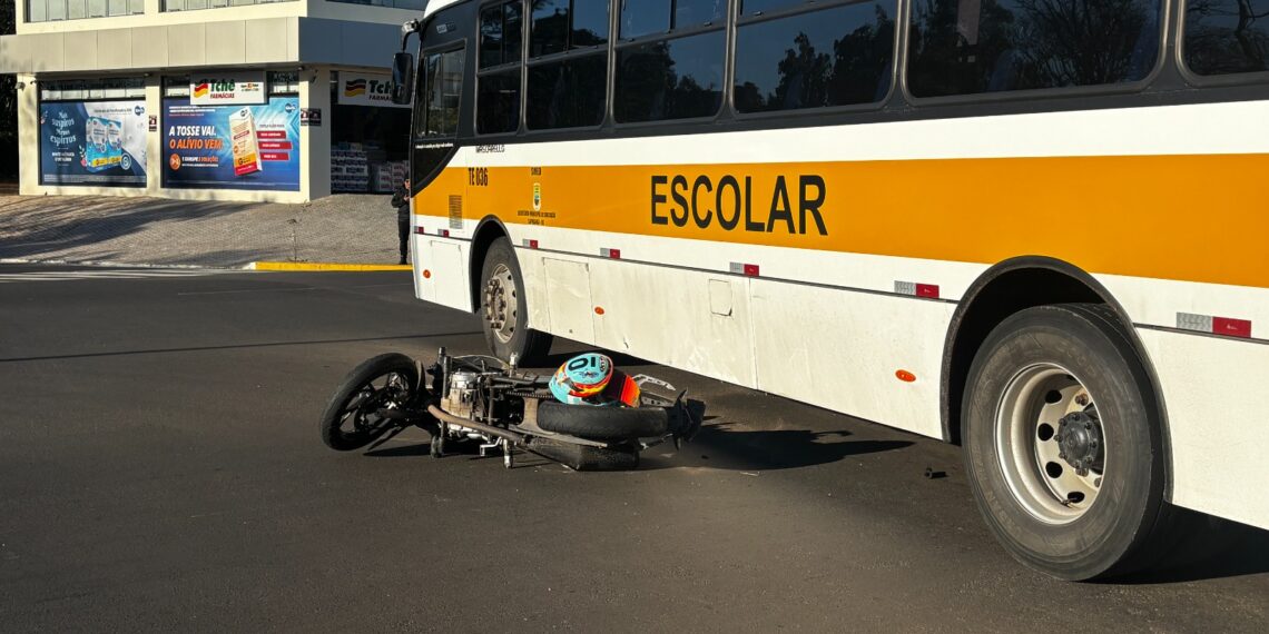Inacreditável: motociclista sobrevive após ficar embaixo de ônibus em acidente registrado em Sapiranga
