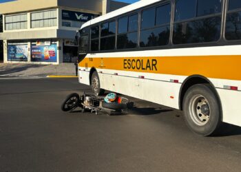 Inacreditável: motociclista sobrevive após ficar embaixo de ônibus em acidente registrado em Sapiranga
