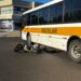 Inacreditável: motociclista sobrevive após ficar embaixo de ônibus em acidente registrado em Sapiranga