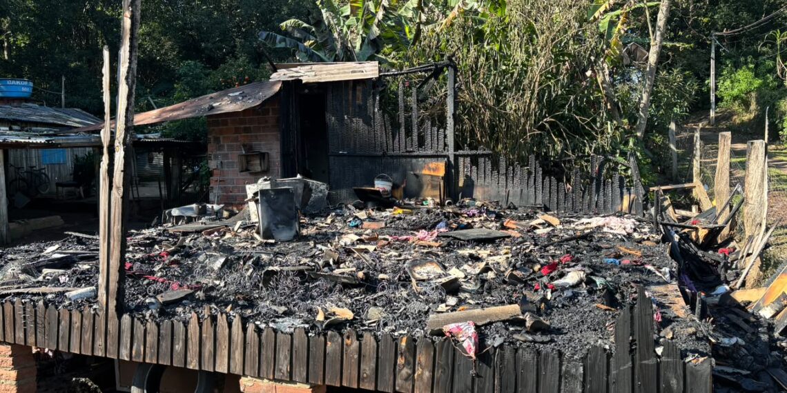 Família perde tudo em incêndio no bairro Centenário, em Sapiranga; saiba como ajudar