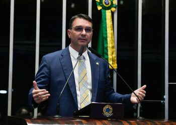 Flávio Bolsonaro é investigado pelo STF por financiamento da produção do filme de seu pai