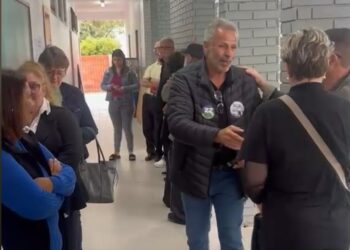 Candidato a deputado federal, Faisal Karam voto em escola de Campo Bom