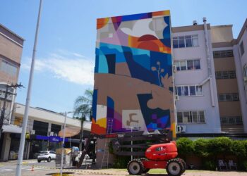 Florescer: novo mural transforma espaço urbano de Campo Bom